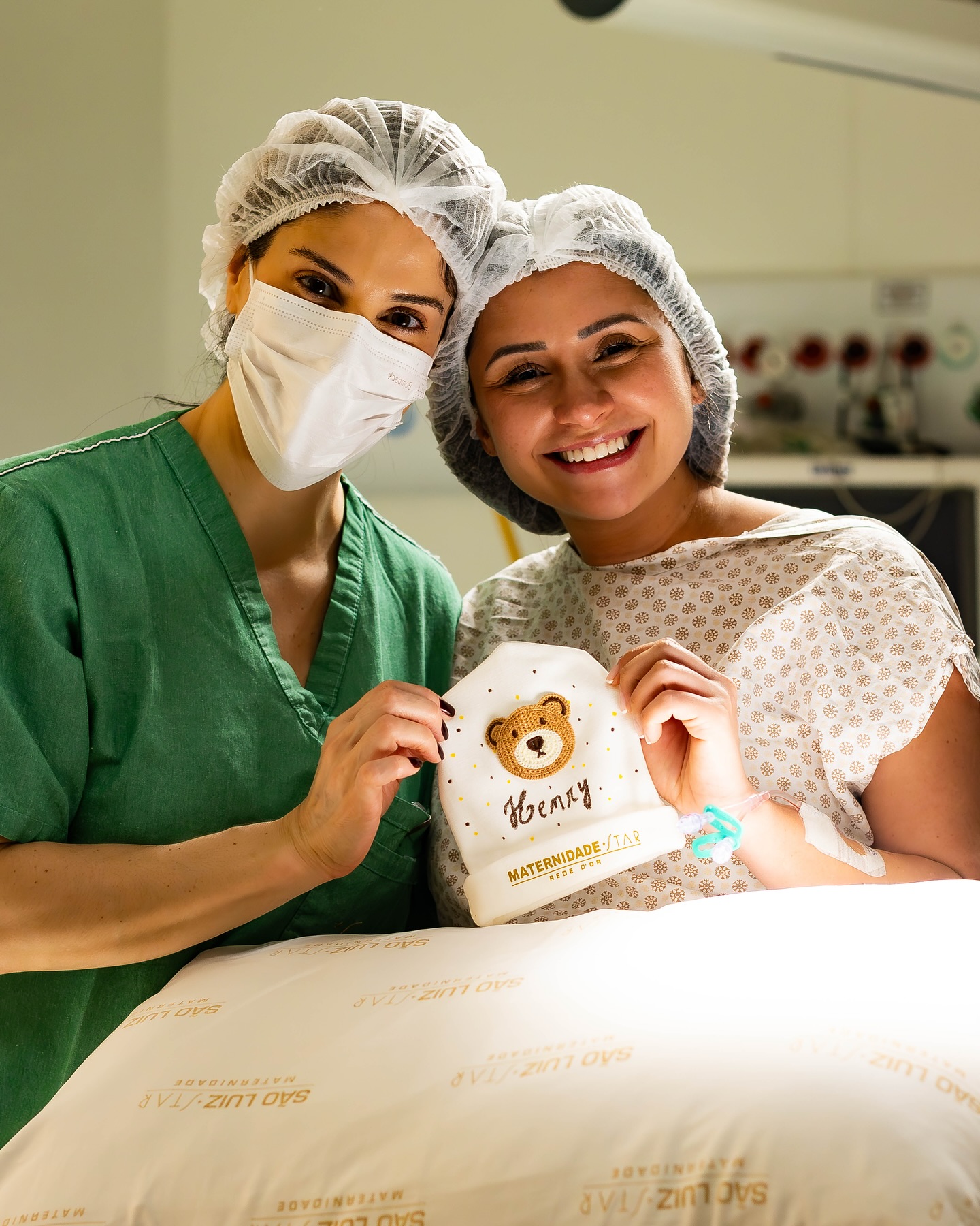 Recém-nascido sendo avaliado pela médica